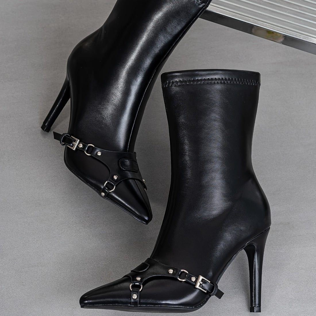 Bottes Noires Élégantes à Talons Hauts avec Décoration Minimaliste