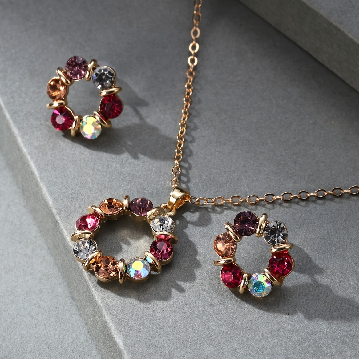 Ensemble de Bijoux Élégant et Luxueux avec Strass - Boucles d'Oreilles et Collier Colorés pour Femmes