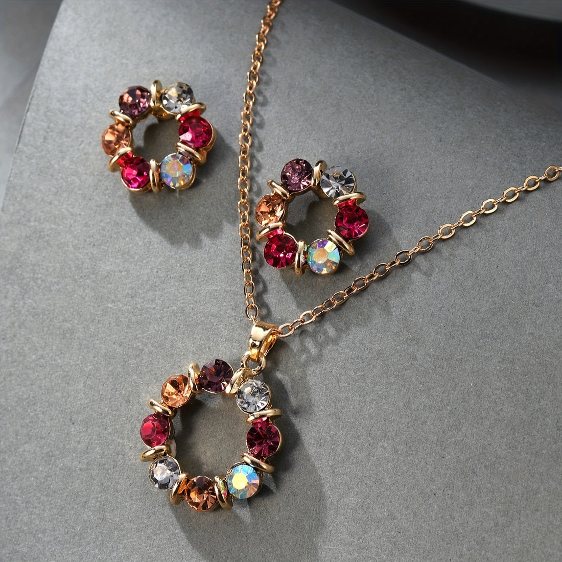 Ensemble de Bijoux Élégant et Luxueux avec Strass - Boucles d'Oreilles et Collier Colorés pour Femmes